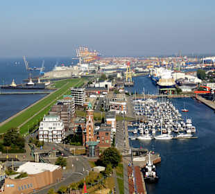 Blick auf die Marina von der Plattform Sail City