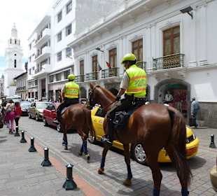 Selbst die Polizei ist um die Kirche präsent