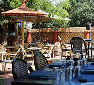 Sitzplätze im Gartenbereich des Le Val Marie