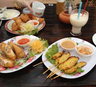 Chicken Satay, Frühlingsrolle, knuspriges Hähnchen