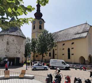 Außenansicht mit Wehrturm