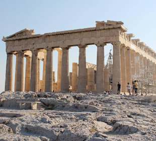 Widać zniszczenia wojenne i upływem czasu