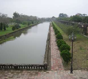 Der Wassergraben lädt zum Angeln ein.