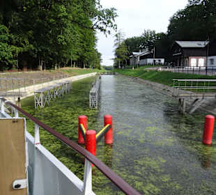 Durch die roten Markierungen fahren die Schiffe