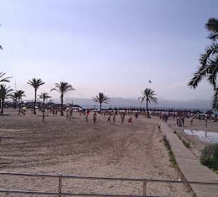 Strand, rechts die Duschen