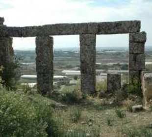 Blick von der Ruinen ins Tal zum Meer
