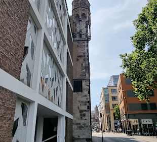 Zwischen den Häusern versteckt.