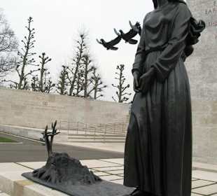 Bronzestatue einer Trauernden