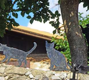 Geschmückt mit Metall-Katzen 