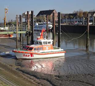 Boote bei Ebbe im Schlick des Hafens