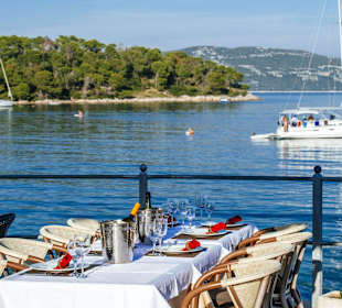 Blick auf Bojenfeld und Strand Baroni Mali Iz