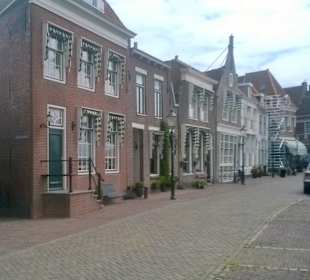 Häuserzeile am Hafen von Enkhuizen, teilweise windschief
