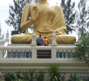 Goldene Buddha Statue vor dem Wat