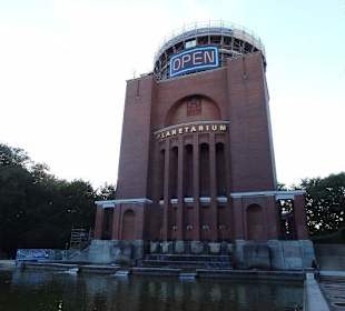 Blick auf das Planetarium (übers Wasser)