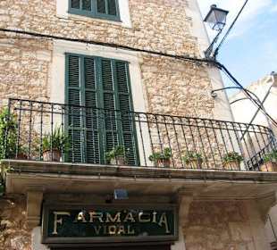 Detail des Schmuckbalkons der "Alten Apotheke"