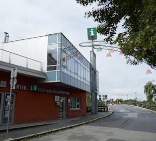 Links das Tourismusbüro