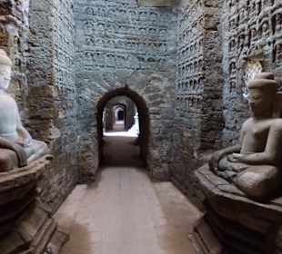 Im Innern des Koe-Thaung Tempels