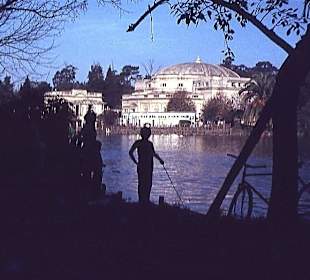 Der junge Angler am See