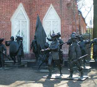 Soldaten am zweiten Eingang vom Park