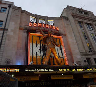 Eingang des Theaters