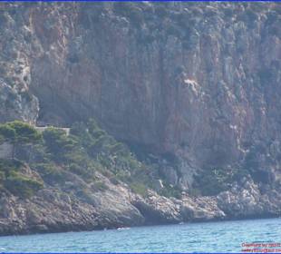 Blick auf die Höhle