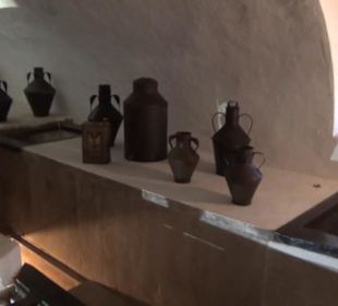 Erdgeschoss - Öllager mit steinernen Behältern