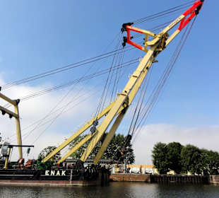 Schwimmkran im Hafen