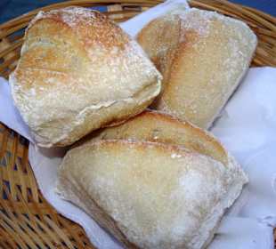 Warmes Brot zur Paella