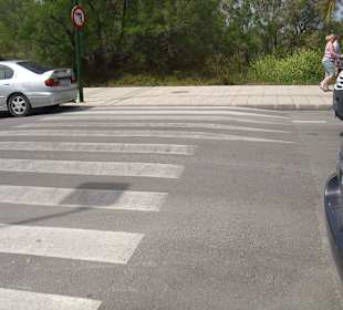 Mallorca Alcudia Bodenwelle-1 mit Fußgängerüberweg