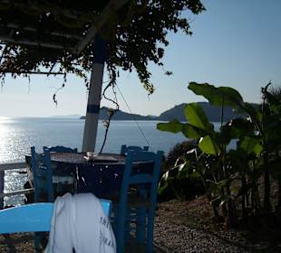 Blick von der Taverne aufs Meer 