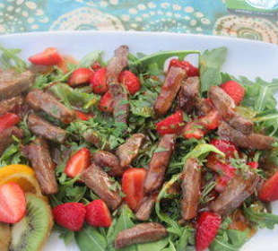 Sweet Chili Salat m. Rinderfilet & Erdbeeren