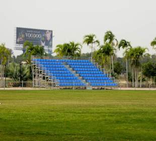 Fußballplatz mit kleiner Tribüne