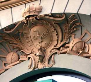 Am Gymnasium über dem Eingang