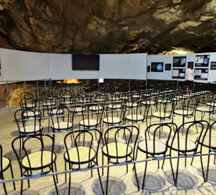 Ausstellung im Eingangsbereich der Grotte