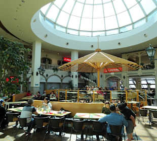 Rundgang durch das Einkaufszentrum Via Catarina