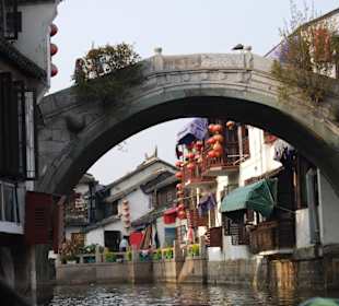 Eine Brücke über den Kanal