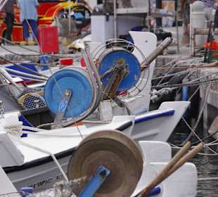 Kleine Fischerboote im Hafen von Kos