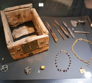 Damen hatten auch Schmuck in ihrem Verwahrkästchen