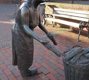 Ansichten des Denkmals für die Torffrauen