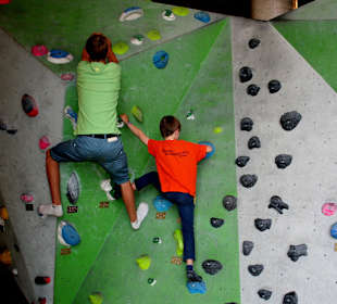 Erste Kletterversuche an der Boulderwand