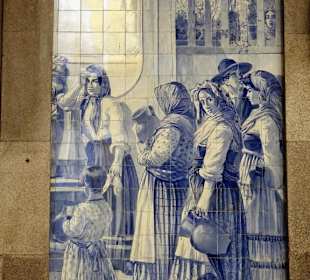 Die Pracht der Azulejos im Bahnhof São Bento