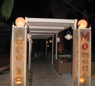 Eingang Cafe-Bar Momenti