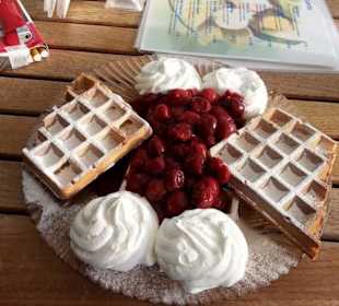 Waffel mit Eis und Kirschen