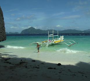 Unser Boot vor Anker am Strand wo Lunch stattfand