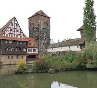 Bildmitte: der Wasserturm in Nürnberg