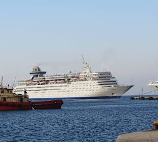 Ablegen eines Kreuzfahtschiffes, Hafen von Rhodos