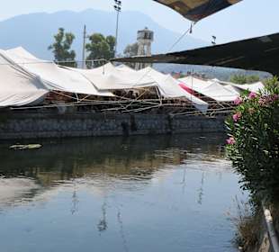 Überdachter Markt am Fluss
