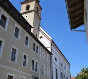 Die Klosterkirche in der Häuserzeile