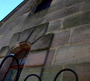 Hausbau mit alten Sandsteine