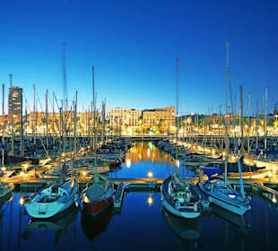Hafen von Barcelona in der Abenddämmerung